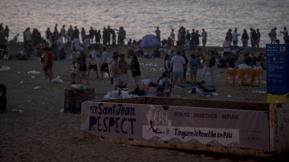 Verbena de Sant Joan en la playa de Nova Icaria antes del desalojo por parte de la Guardia Urbana a las 06.30 am.