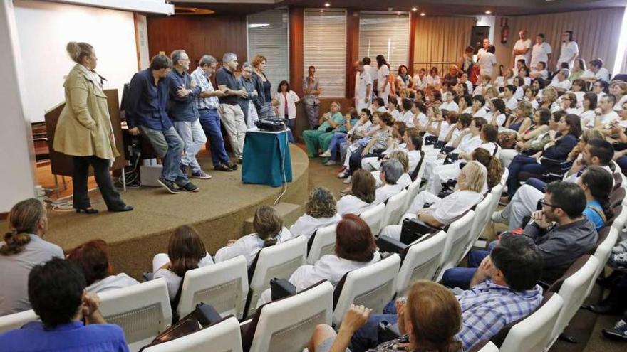 Los trabajadores del nuevo hospital, ayer, reunidos tras conocer la cancelación de los traslados.