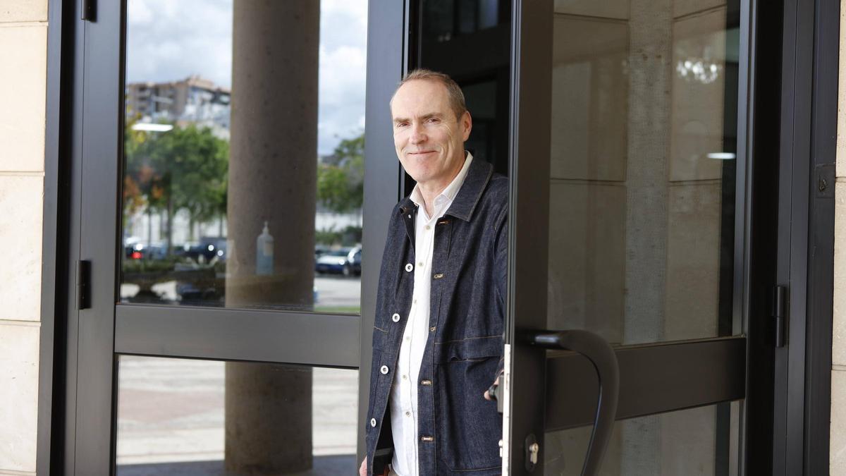 Ciro Krauthausen, director de Mallorca Zeitung, en la entrada a la sede del semanario que está de aniversario.