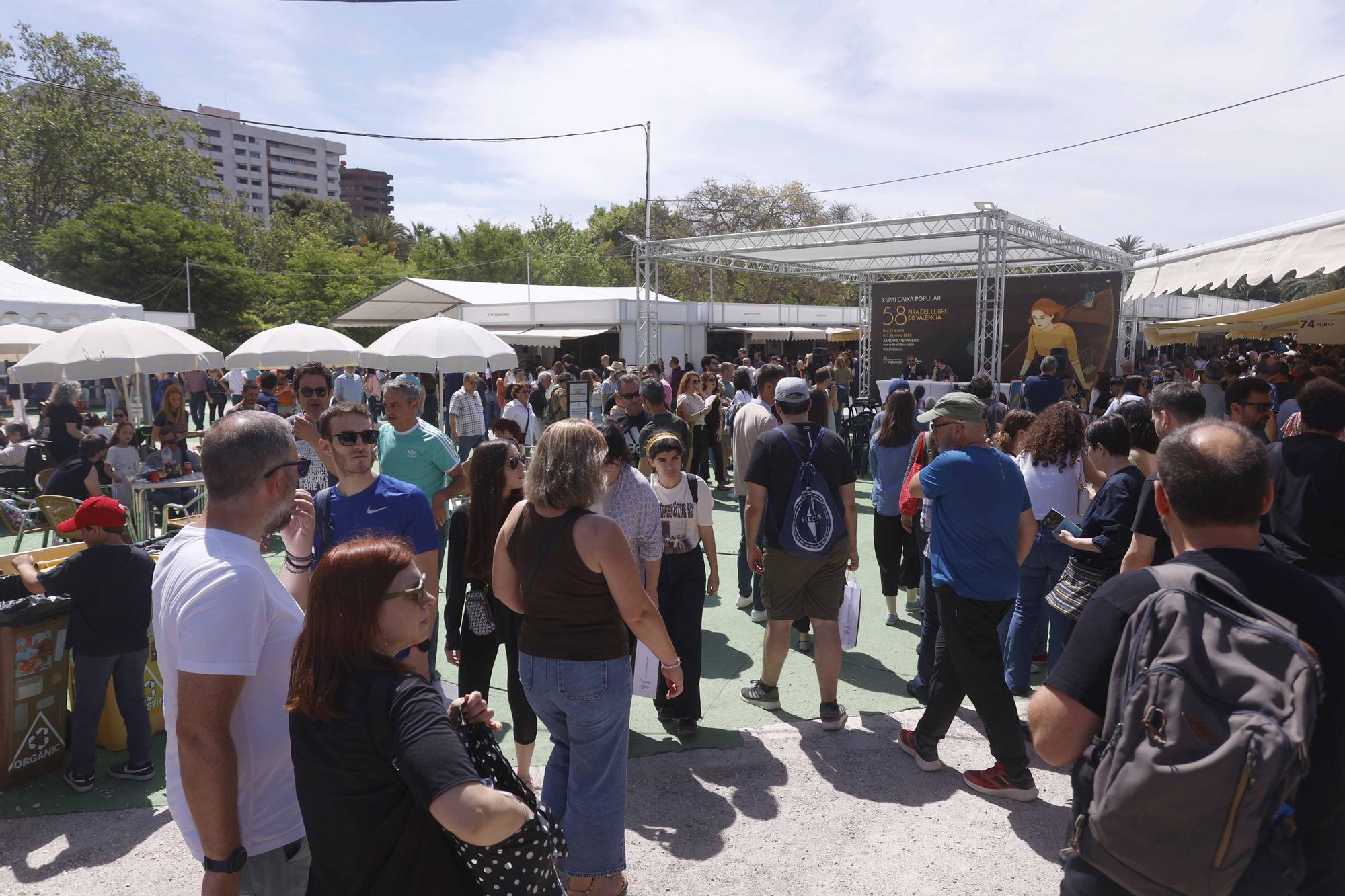 Llenazo de domingo en la Fira del Llibre