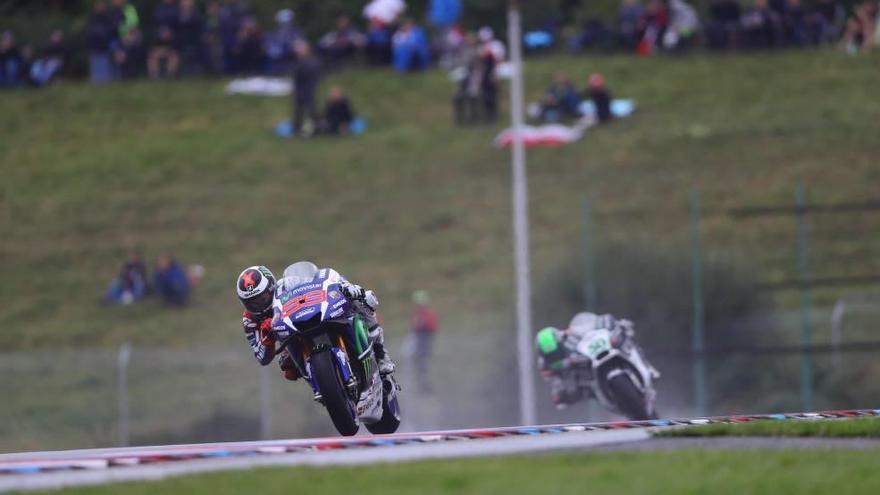 Lorenzo rueda en el circuito de Brno.