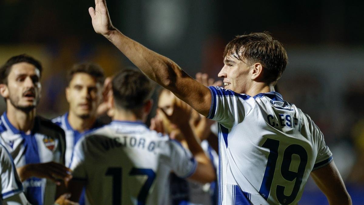 Carlos Espí celebra un gol en Los Arcos.