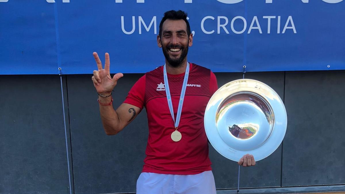 Javi Martínez celebra la conquista del título mundial +40 por equipos de tenis.