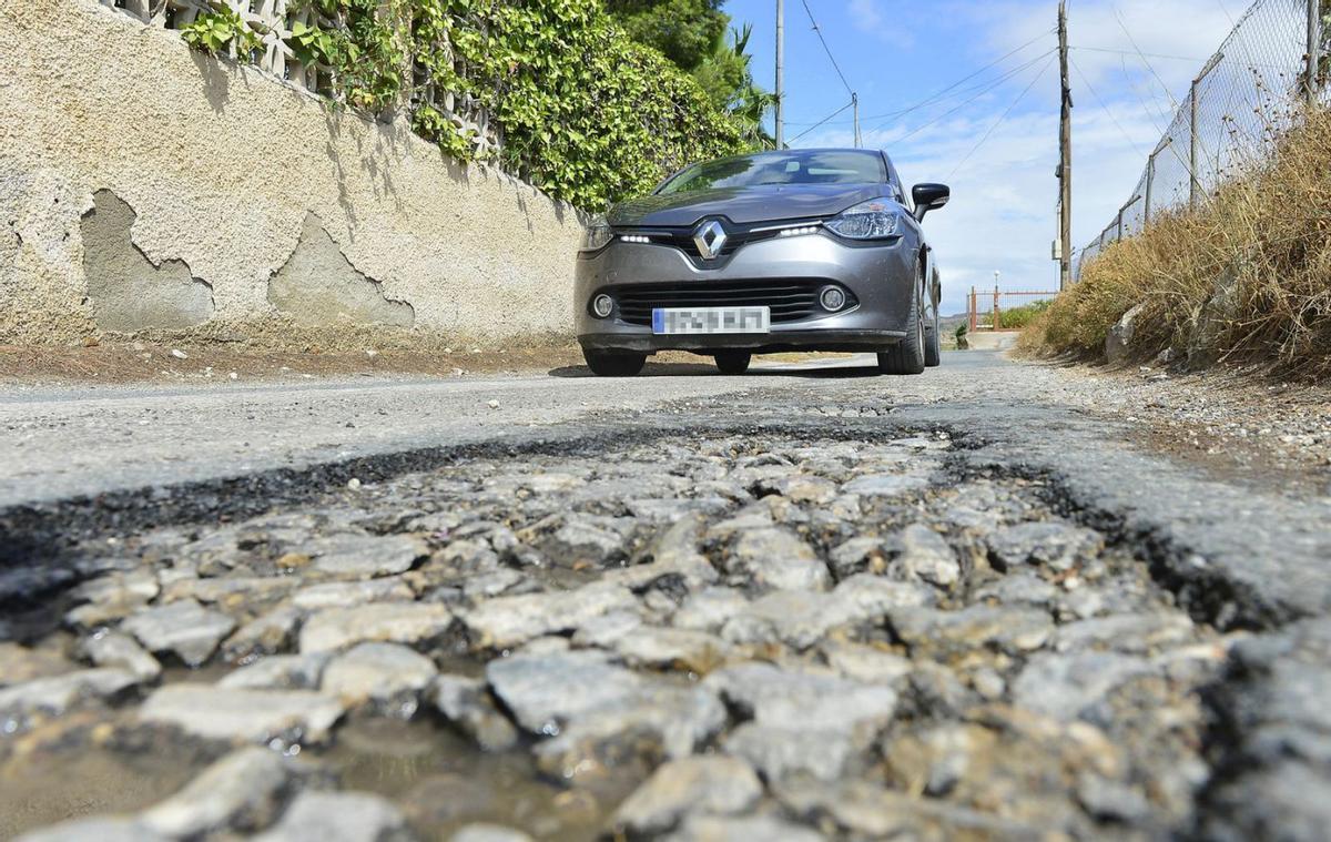 El asfaltado de caminos en pedanías es otra de las reivindicaciones que se repiten. | MATÍAS SEGARRA