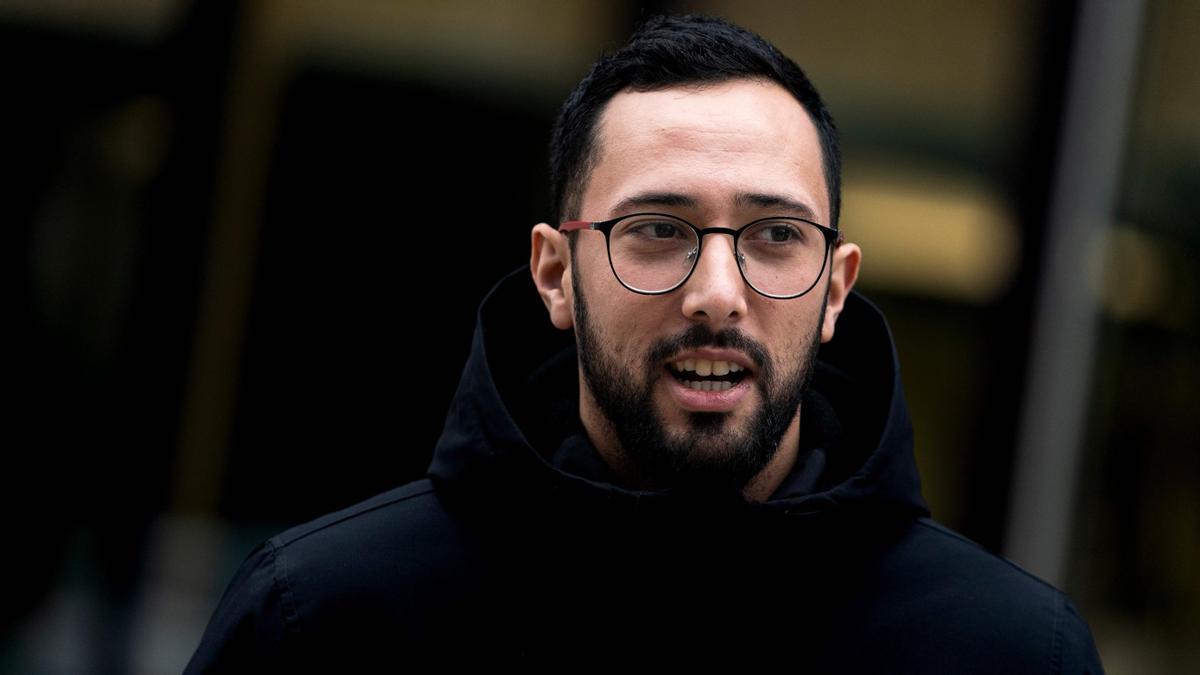 Spanish rapper Jose Miguel Arenas Beltran, better known as Valtonyc, speaks to journalists about his extradition case on November 26, 2019, in Brussels. - Josep Miquel Arenas seeked asylum in Belgium after he was accused of glorifying the Basque separatist group ETA, insulting the Crown in Spain, and threats in his songs, and sentenced to three and a half year in prison by Spanish justice. (Photo by Kenzo TRIBOUILLARD / AFP)