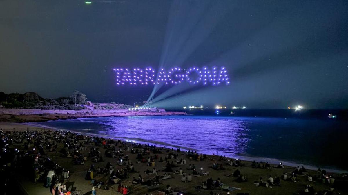 Espectáculo de drones en el marco del concurso internacional de fuegos artificiales Ciutat de Tarragona, en 2024.