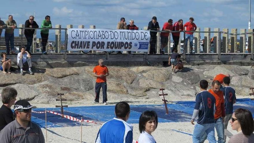 El &quot;Campeonato del Mundo de Llave&quot; vuelve a celebrarse en la playa urbana de Peralto.  // Muñiz