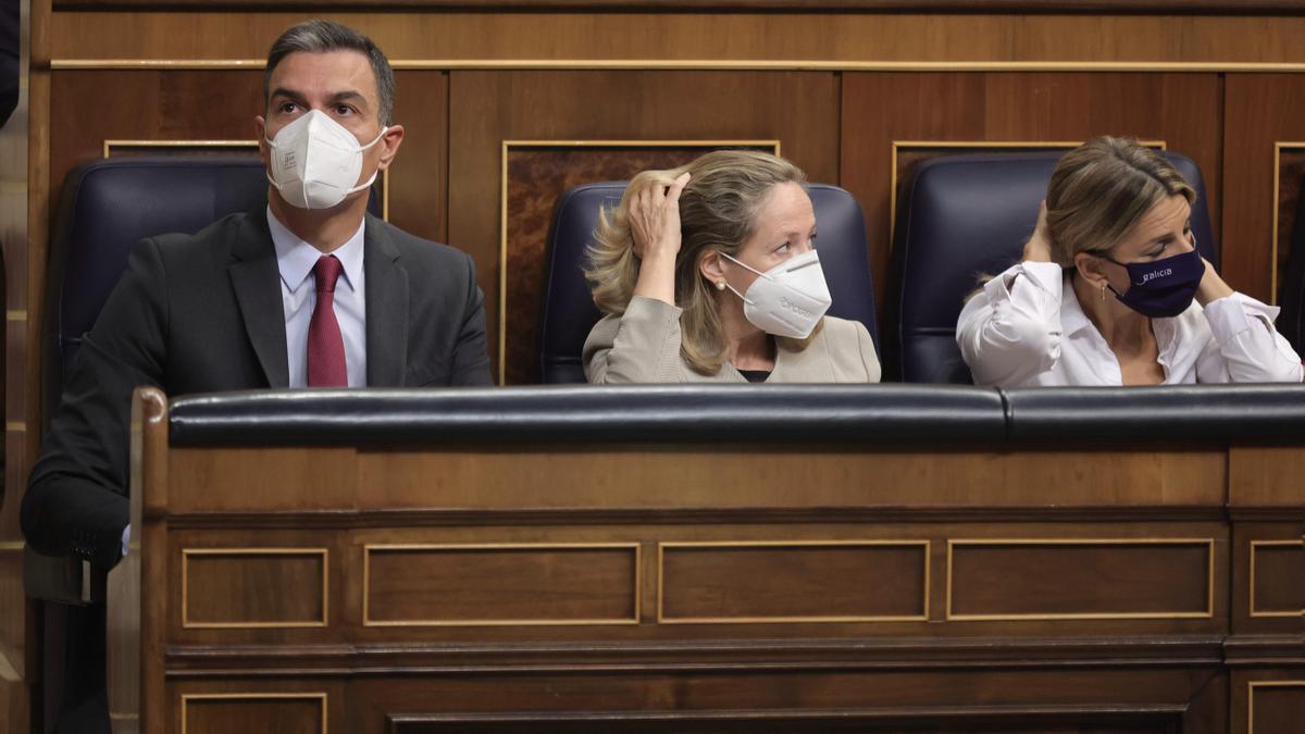 El presidente del Gobierno, Pedro Sánchez, junto a Nadia Calviño y Teresa Ribera en el Congreso.