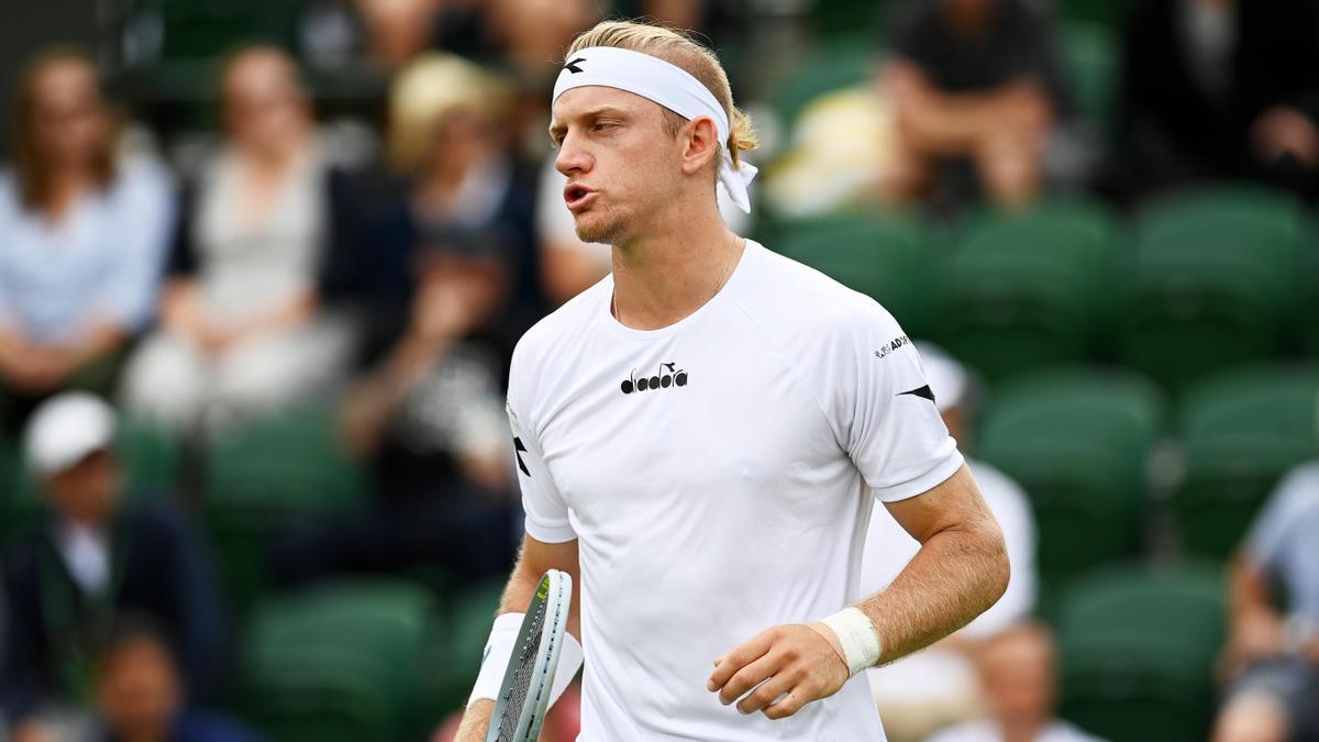 Davidovich, midiéndose a Hurkacz en su partido de primera ronda en Wimbledon.