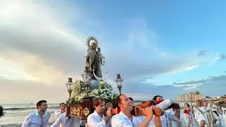 Del diluvio al Cantábrico: la patrona de los marineros bendice las aguas en Salinas