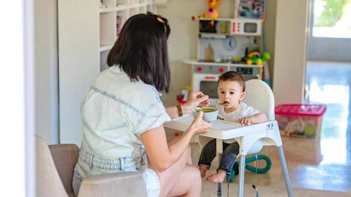 Una madre alimenta a su hijo