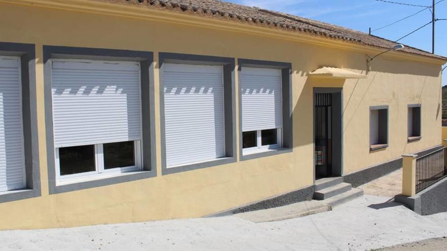 La fachada del colegio de La Zarza después de la restauración.