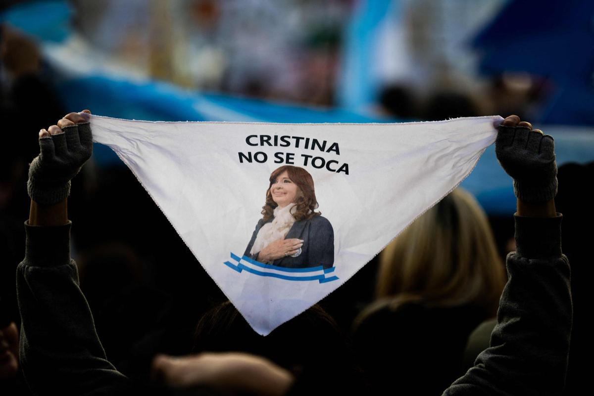Seguidores de Kristina Fernández de Kirchner, expresidenta de Argentina, protestan para pedir su libertad.
