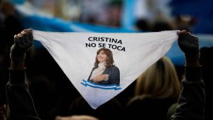 Seguidores de Kristina Fernández de Kirchner, expresidenta de Argentina, protestan para pedir su libertad.
