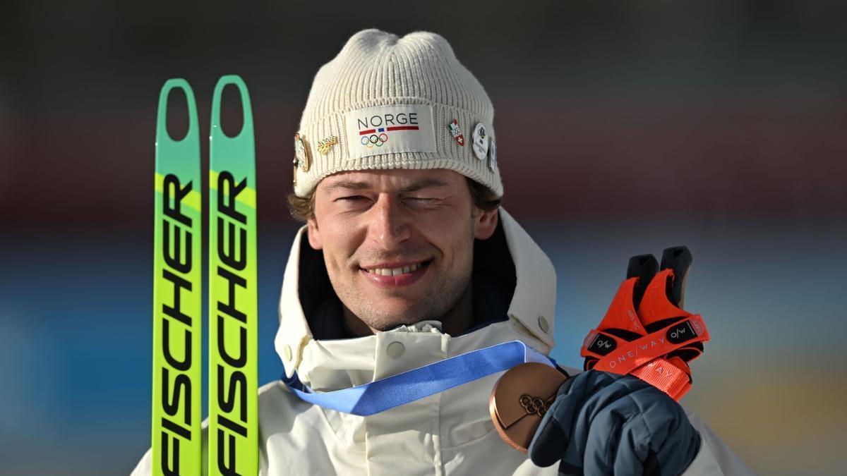 Sturla Holm Laegreid, con su medalla de bronce.