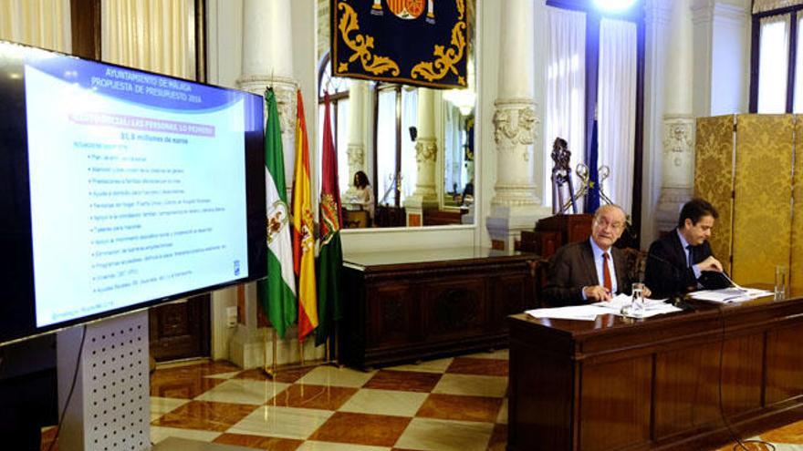 Francisco de la Torre y Carlos Conde presentan la propuesta popular para los presupuestos municipales.