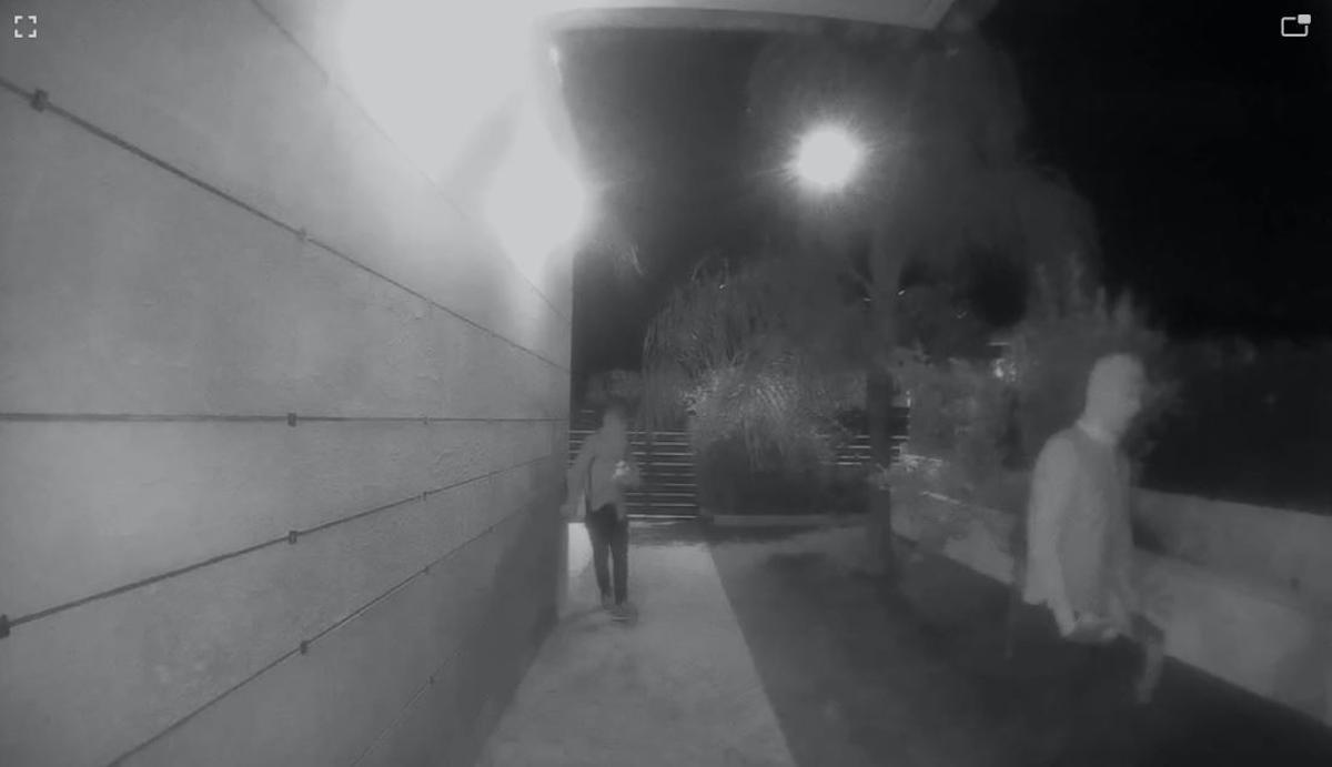 Los presuntos ladrones saliendo de la casa (video captado por las cámaras)