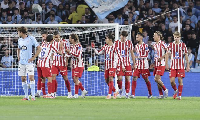 VIGO (PONTEVEDRA), 05/10/2025.- Los jugadores del Atlético celebran tras marcar ante el Celta, durante el partido de la octava jornada de LaLiga EA Sports que Celta de Vigo y Atlético de Madrid disputan este domingo en el estadio de Balaídos. EFE/Salvador Sas