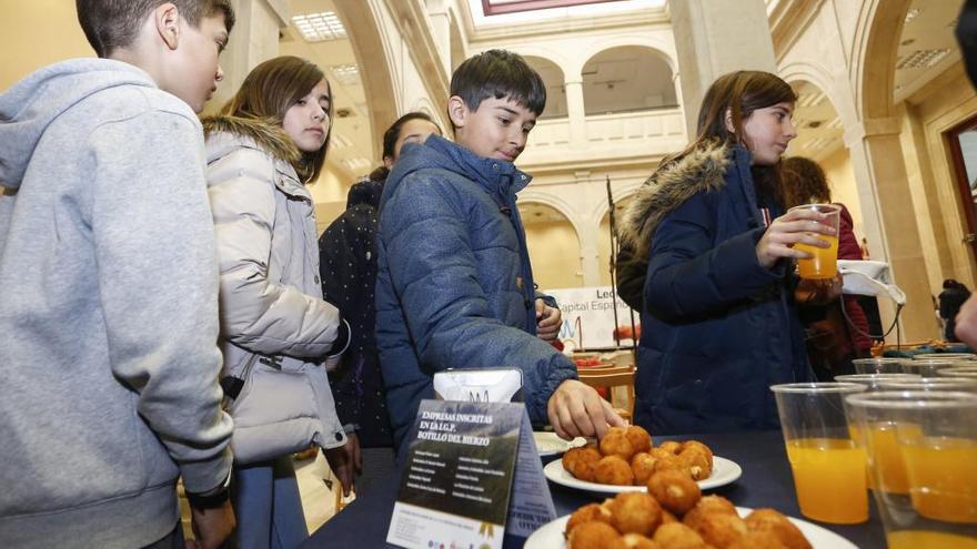 Escolares, en la degustación de croquetas de botillo en León.