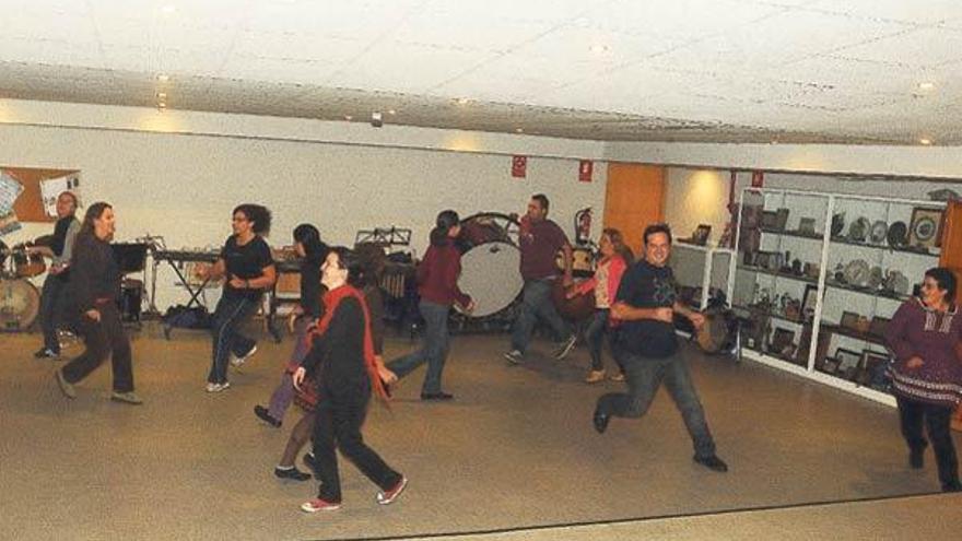 Un momento de la clase de ayer de Interpretación en la Escola de Artes de Cangas.  // Gonzalo Núñez