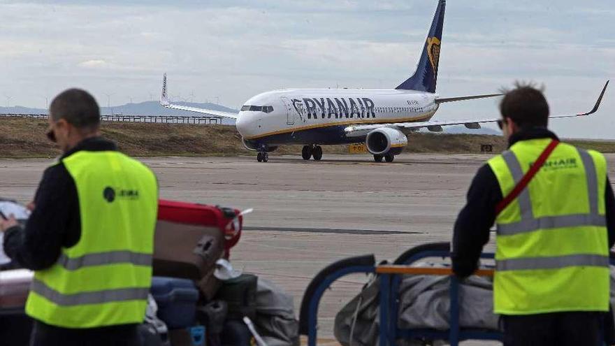 Un avión de la aerolínea Ryanair llegando al aeropuerto de Peinador. // Marta G. Brea