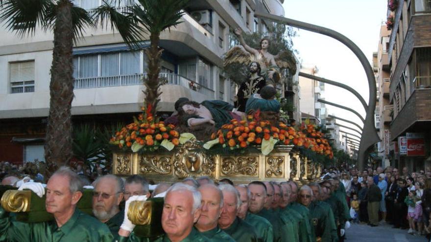 Imagen del paso de Nuestro Padre Jesús en la Oración del Huerto en Torrevieja, portado a hombros por británicos