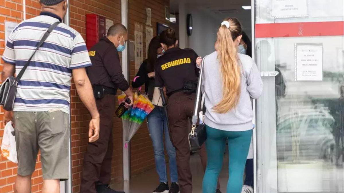 Registro de bolsos a la entrada del centro de salud de la Coma en Paterna.