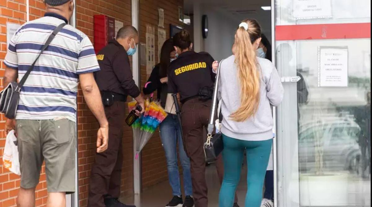 Registro de bolsos a la entrada del centro de salud de la Coma en Paterna.