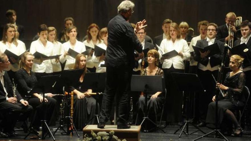 John Eliot Gardiner, de espaldas, dirige al Coro Monteverdi ayer en el Colón. / juan varela