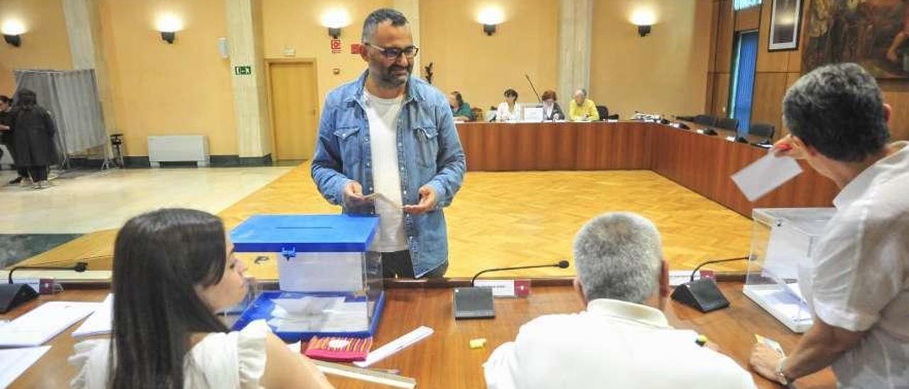 La votación en el salón de plenos del Concello para elegir los representantes sindicales. // Iñaki Abella