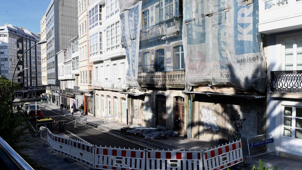 El edificio del número 8 de la calle Santa Lucía, vallado, con la calle cortada. |   // CARLOS PARDELLAS