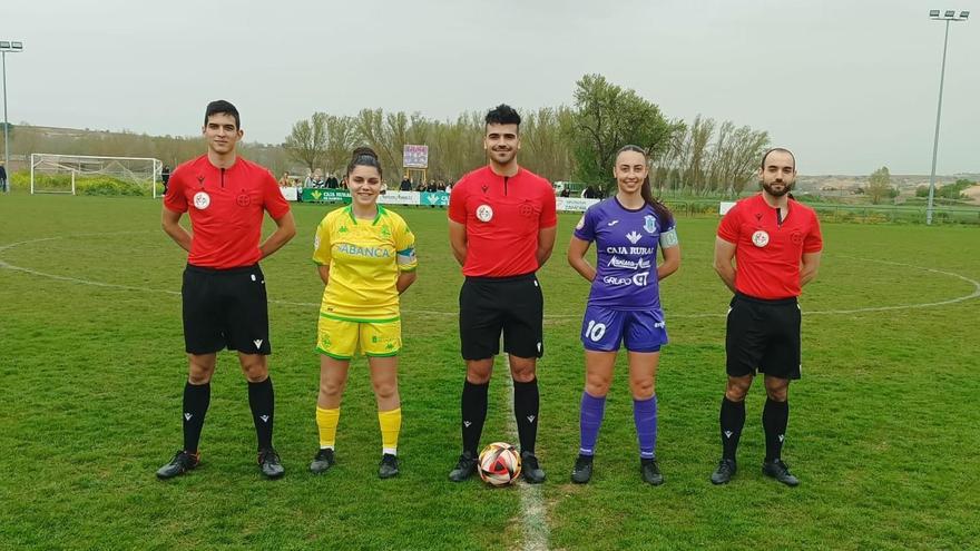 Las capitanas de ambos conjuntos posan con el trío arbitral en el CD Bovedana-Deportivo de la Coruña B