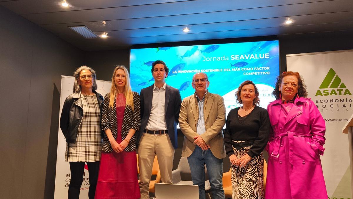 De izquierda a derecha, Teresa Rivas, socia fundadora y gerente de Ardora; Isabel (Asata); Carlos Buján (Sea Eight); Miguel Ángel G. Lastra, gerente de Asata; Monse Fernández, responsable de Promoción Empresarial de Gijón Impulsa; y Ana Pérez, socia fundadora de Ardora.