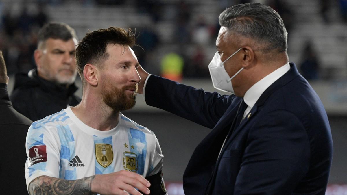 Claudio Tapia, presidente de la AFA, saluda a Leo Messi