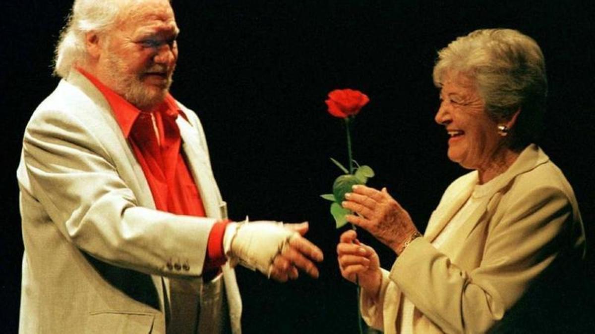 Paco Rabal obsequiaba con una rosa a su esposa, Asunción Balaguer, en un recital en el año 2000.