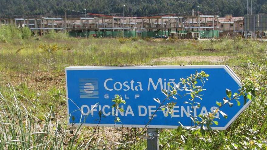 Chalés sin terminar de construir en la urbanización Costa Miño Golf.