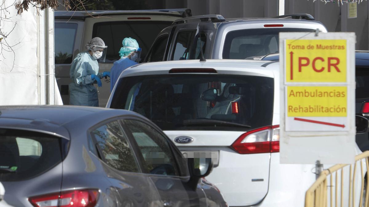 Colas en el Hospital de Sagunt para los test de Covid-19, a las puertas de la Navidad