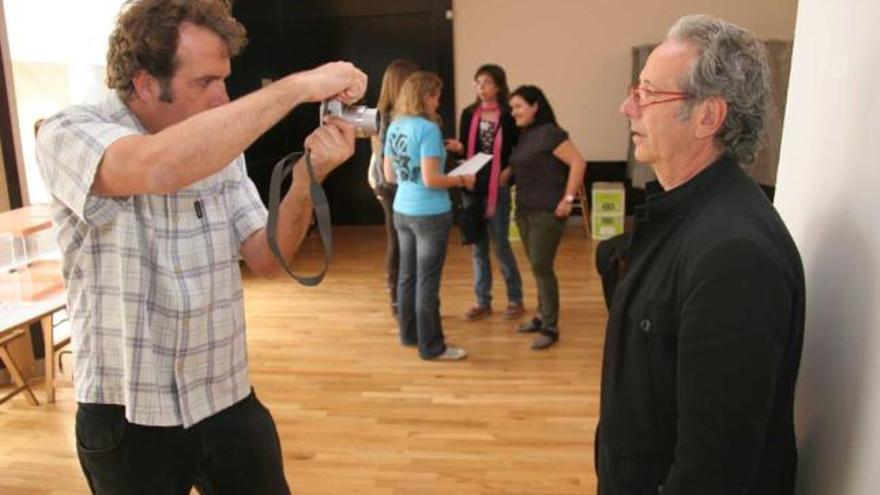 Los aspirantes a conseguir un papel como figurantes fueron fotografiados en el casting.