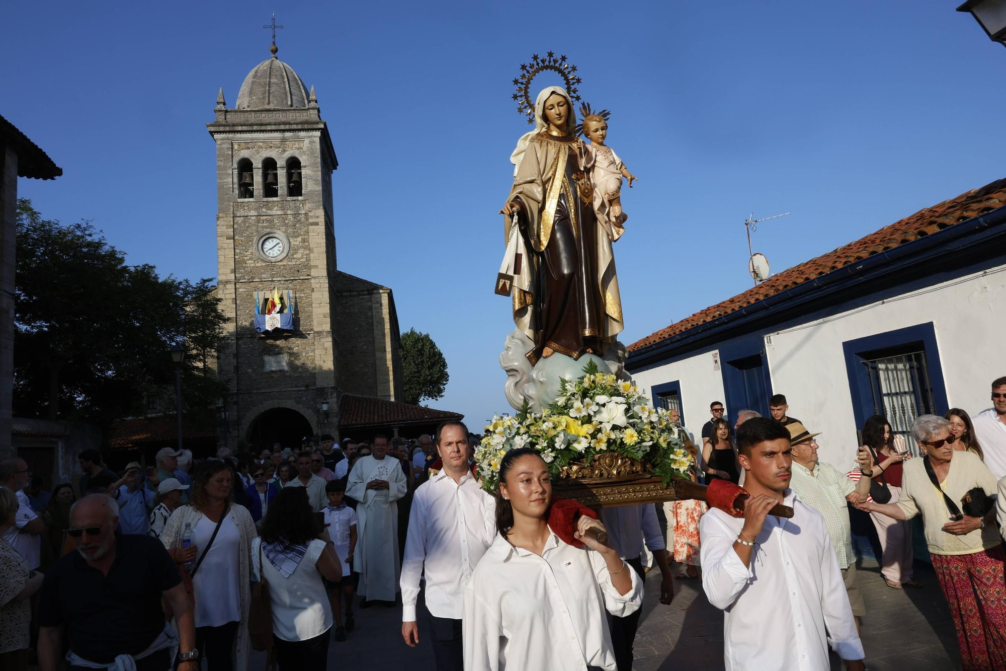 EN IMÁGENES: Multitudinaria procesión del Carmen en Luanco