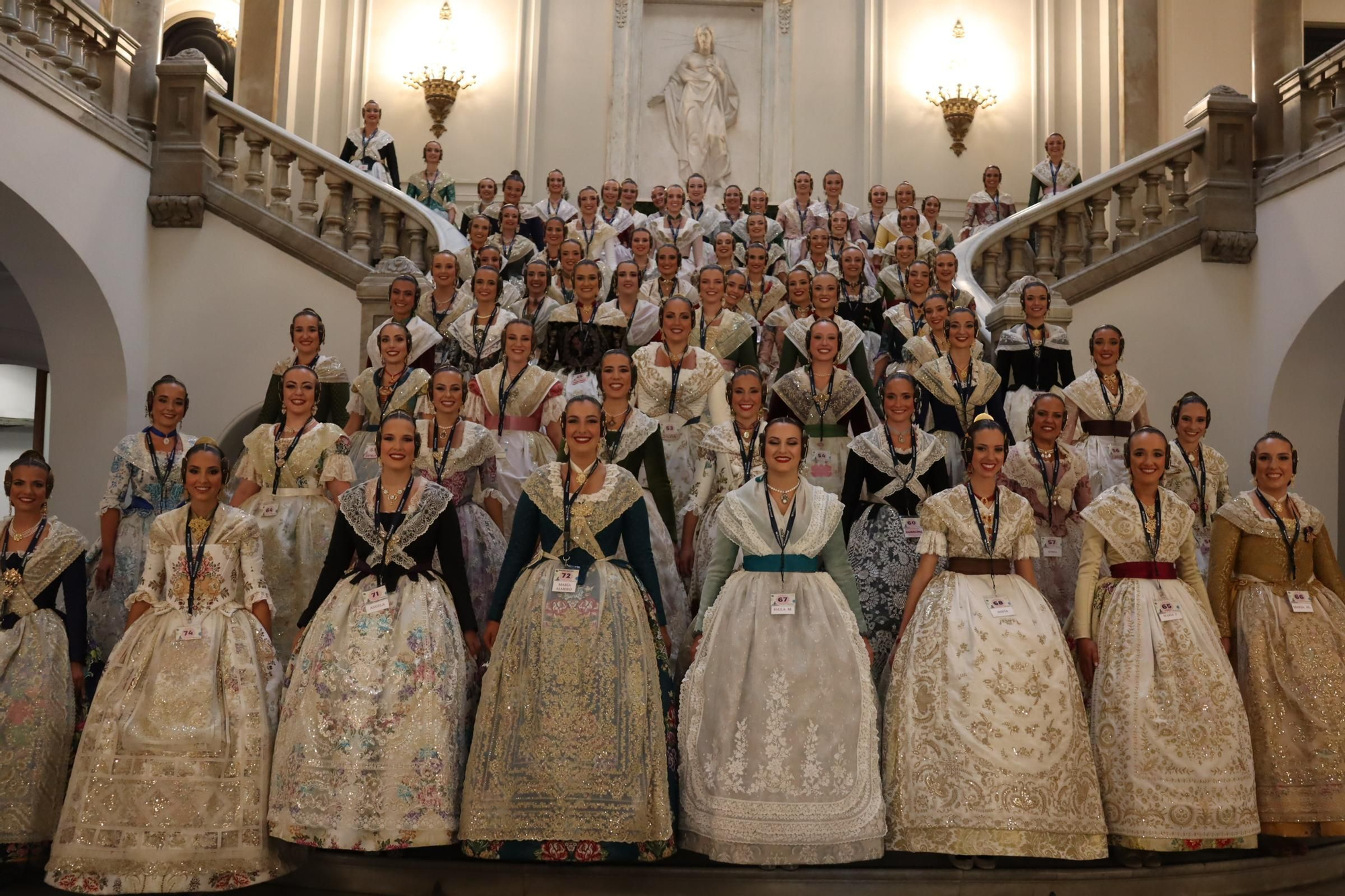 Concentración fallera en la Plaza del Ayuntamiento con las candidatas a FMV2025