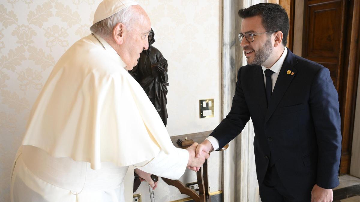 El Papa Francesc saluda el president de la Generalitat, Pere Aragonès, en audiència privada.
