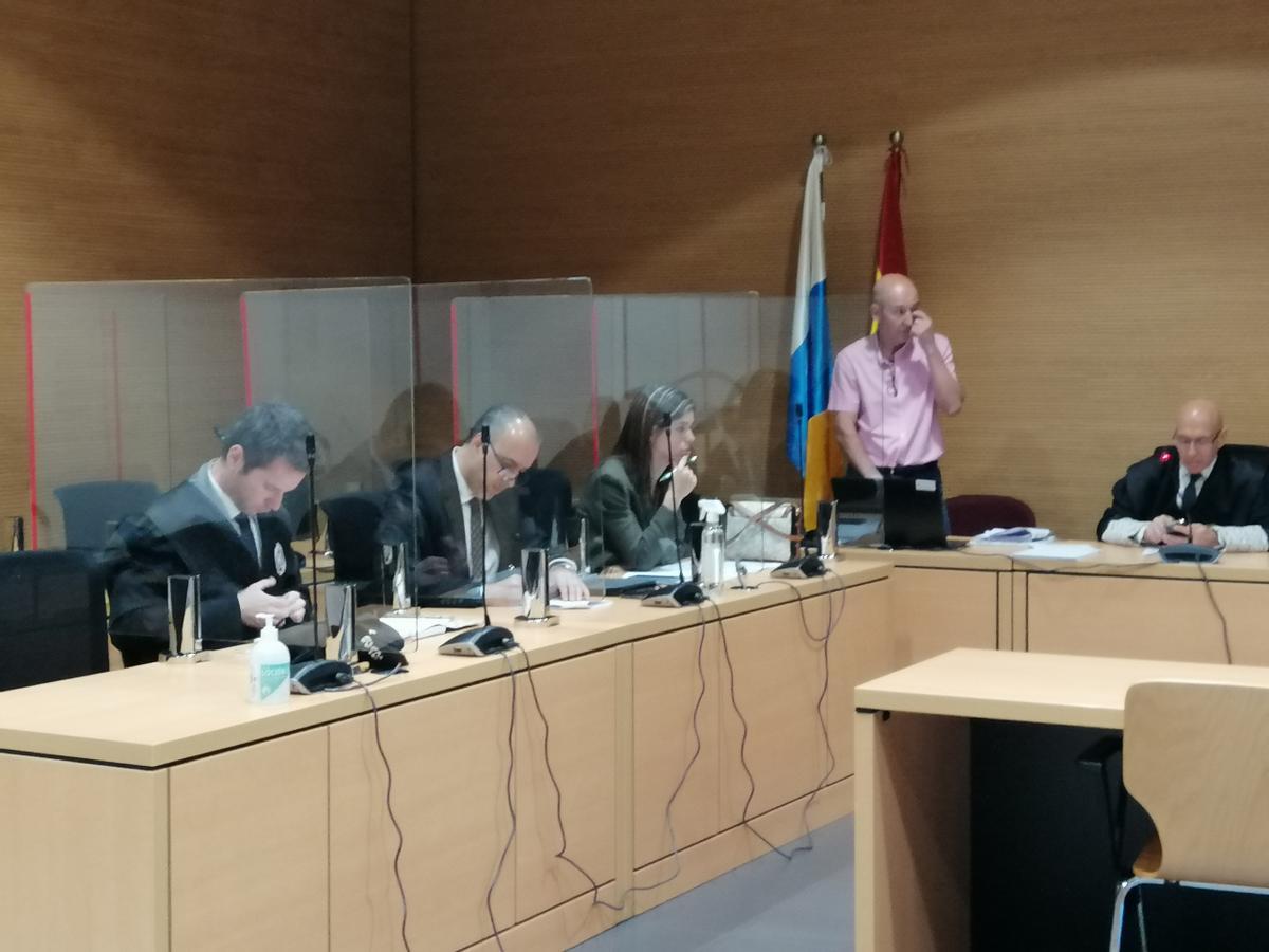 Los abogados de la defensa, durante el juicio celebrado este jueves en la Audiencia Provincial.