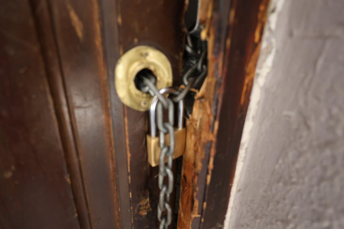 Candado instalsdo en uno de los accesos de las viviendas de la calle Sant Francesc de Xàtiva que intentaron ocupar.