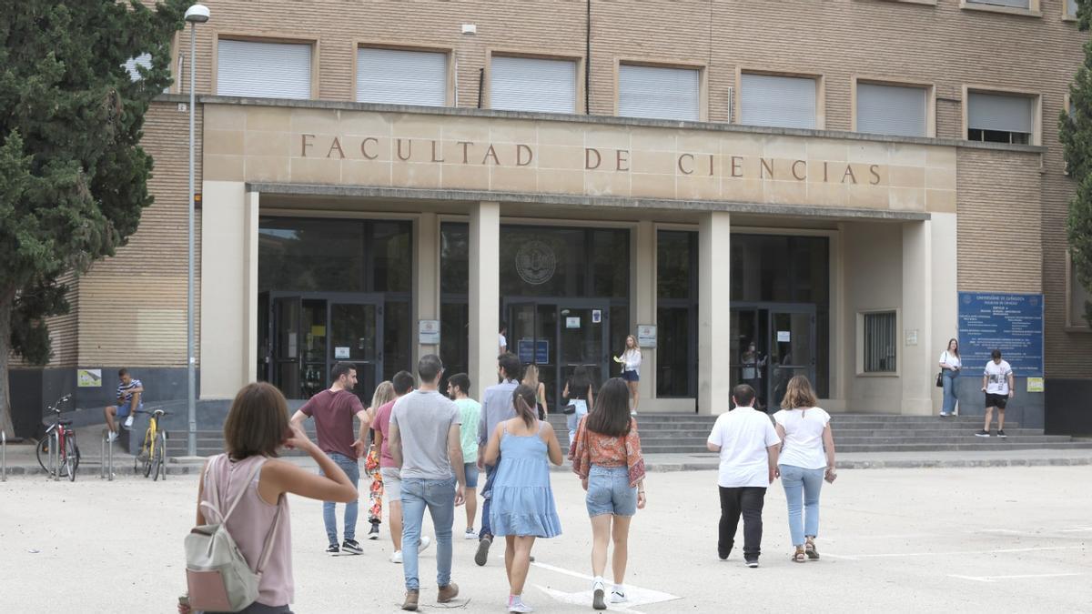 Jóvenes universitarios accediendo a su facultad.