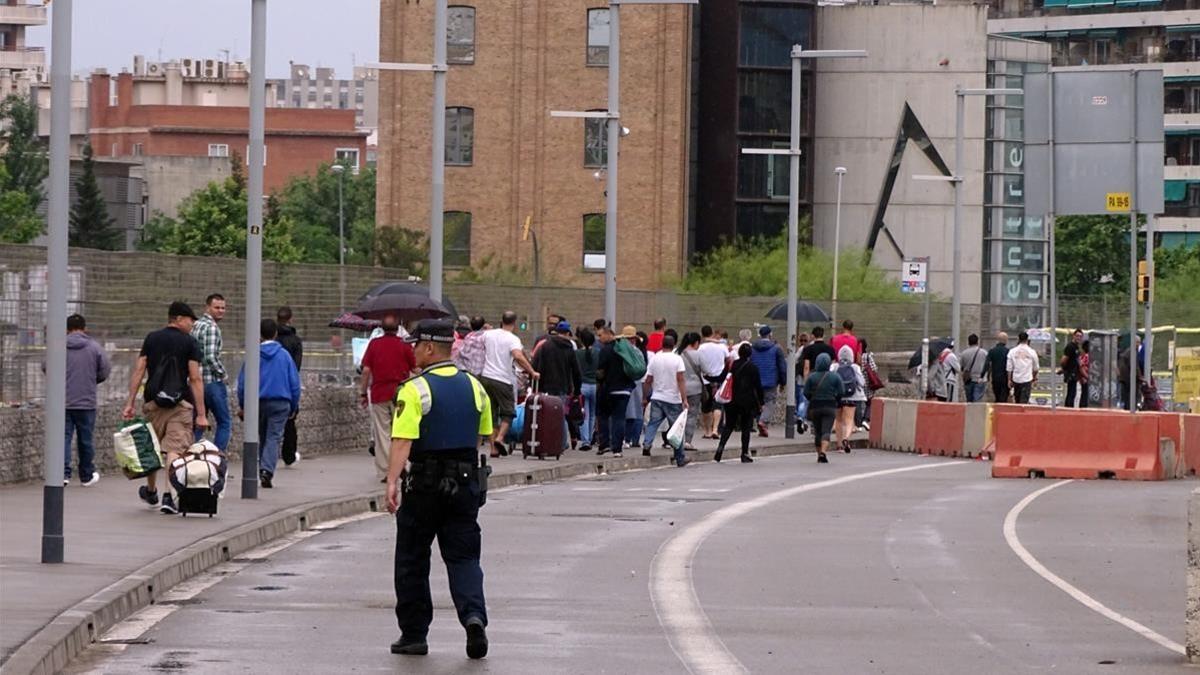 intetervencion de la guardia urbana contra los vendedores plaza glories