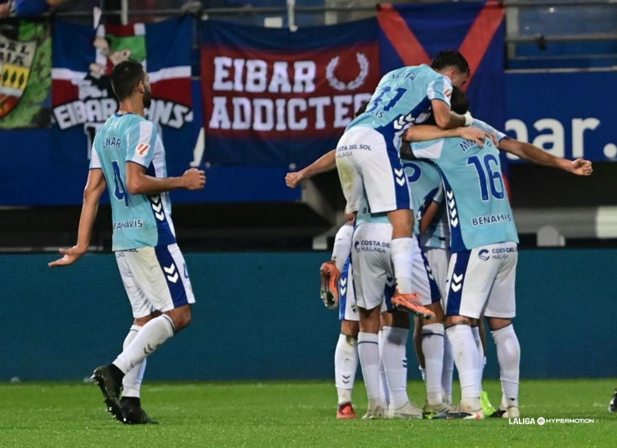 Los jugadores del Málaga CF celebran uno de los goles en Ipurúa.