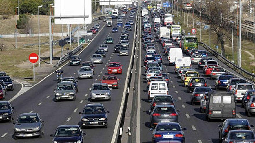 Atasco en la autovía A-5, a la salida de Madrid, a la altura del kilómetro 10. La Dirección General de Tráfico (DGT) pondrá en marcha a partir de hoy un dispositivo especial para regular los 4,6 millones de desplazamientos que prevé que se produzcan durante el puente de la Constitución y la Inmaculada. Desde las tres de la tarde de hoy y hasta las 24.00 horas del lunes 8, Tráfico desplegará este operativo para dar fluidez a las carreteras en este largo fin de semana, en el que las condiciones meteorológicas pueden ser adversas para la conducción. EFE/Kiko Huesca