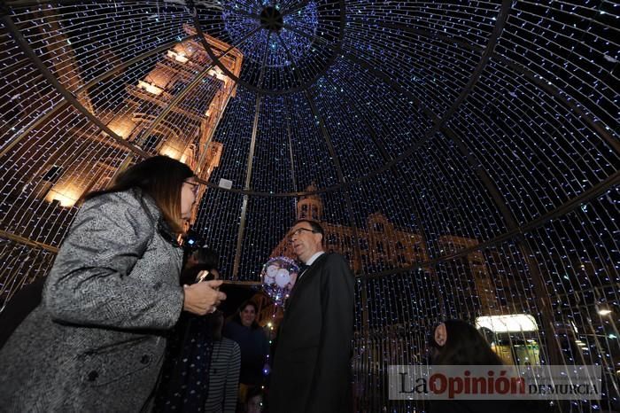 Estrellas y bolas ya brillan en las calles de Murcia