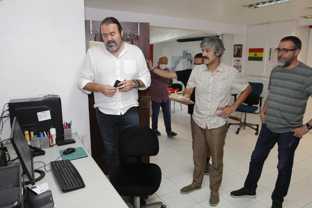 El exportavoz de Marea y EU, Rubén Pérez, con otros militantes.