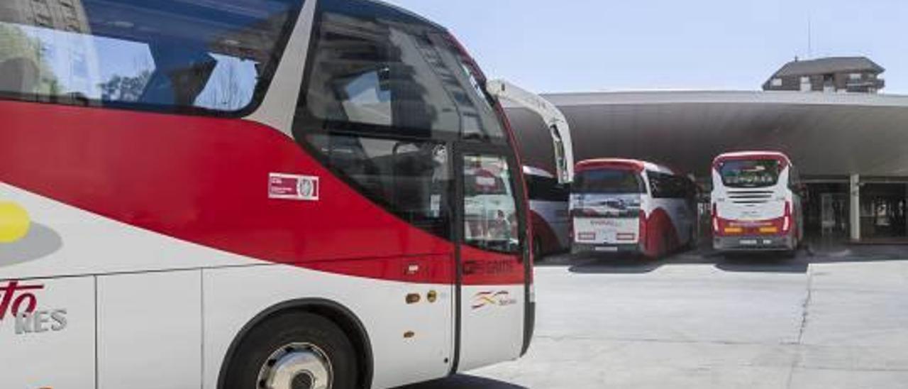 Los municipios exigen medidas contra el caos en la red de autobuses de la comarca